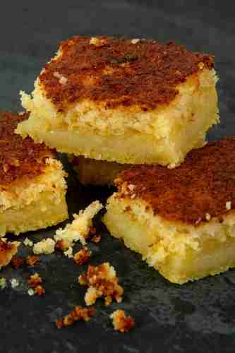 Bolo de fubá com queijo para tomar com café bem quentinho e fácil