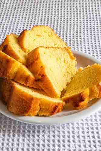 Bolo de fubá com queijo para tomar com café bem quentinho e rápido